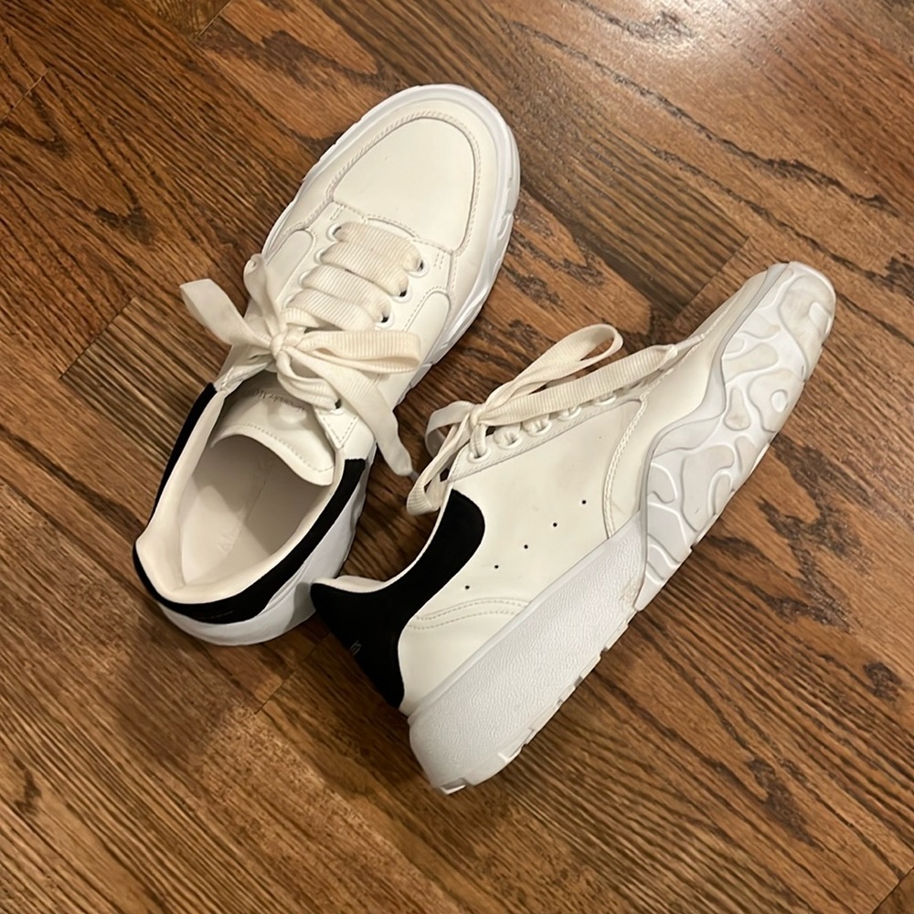 Alexander McQueen Women's Court Trainer in White/black